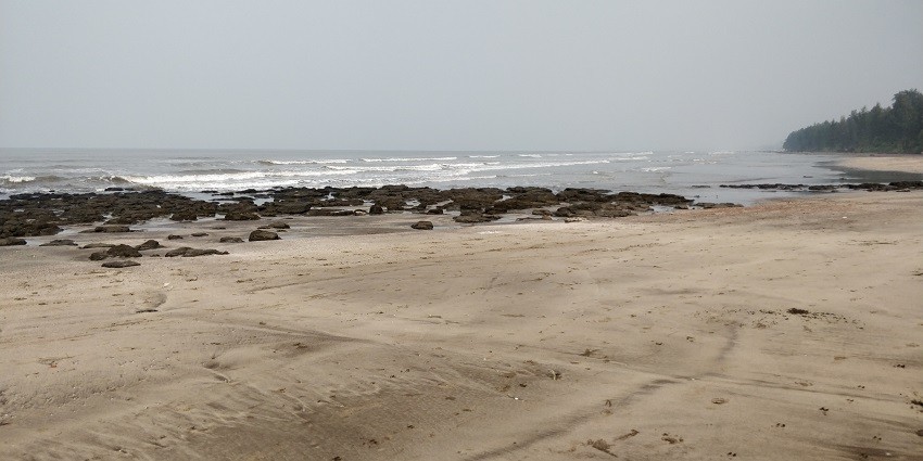 An image of Karde beach showing clear and crystal waters with a beautiful sky