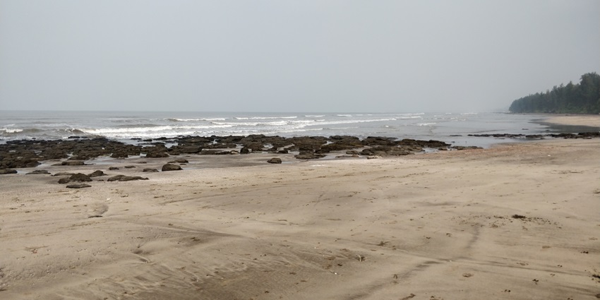 Karde Beach offers calm waters and pristine sands for families and couples enjoying seafood.