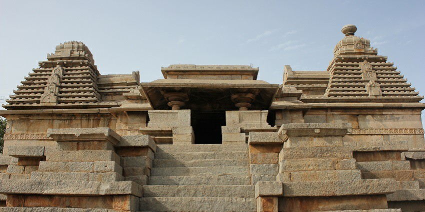 Karhateshwar Temple, a spiritual site, is among the best places to visit near Ratnagiri.