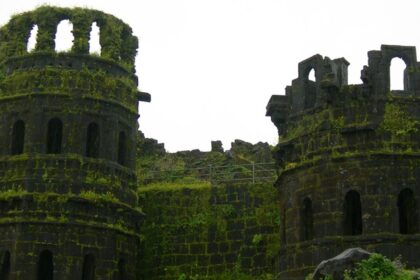 Karjat Fort is a beautiful fort with lush surroundings.