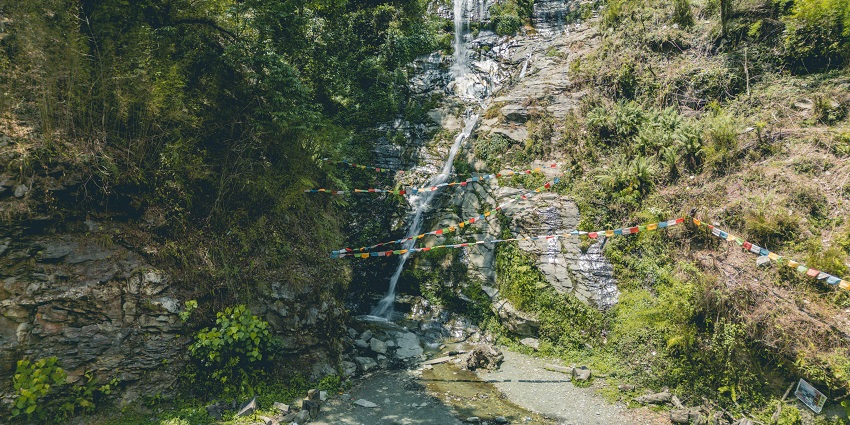 A picture of Karloji Trek, one of the famous trekking places in Mumbai for one day.