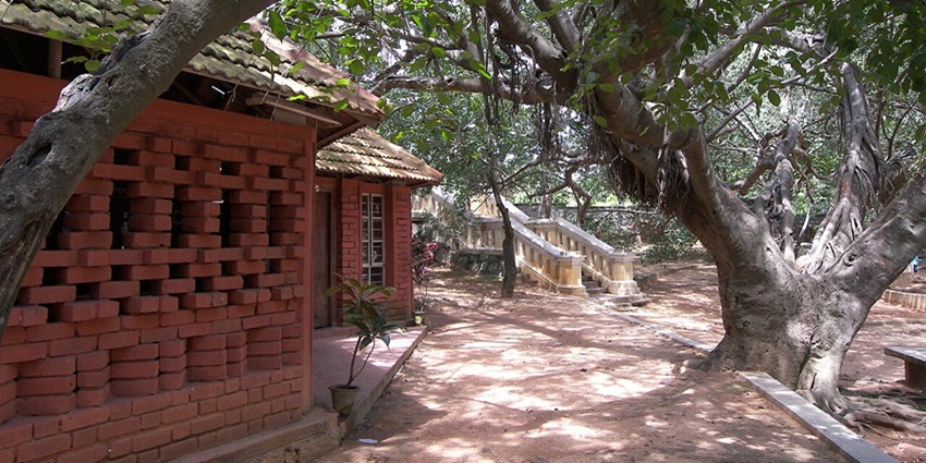 Karnataka Chitrakala Parishath- Art lovers exploring exhibits at the Chitrakala Parishath gallery.