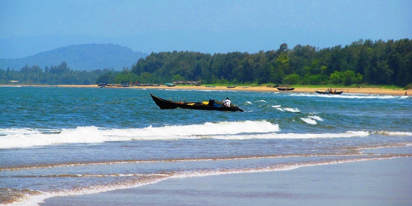 The blue waves of the Tagore Beach in Karwar, a place to visit near Hubli.