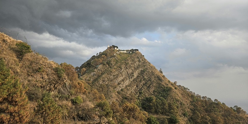 An image of a house on a hilltop in Kasauli, one of the places to visit near patiala