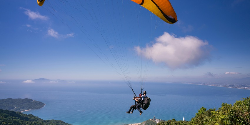 Kashmir paragliding professionals ensure a thrilling and safe experience