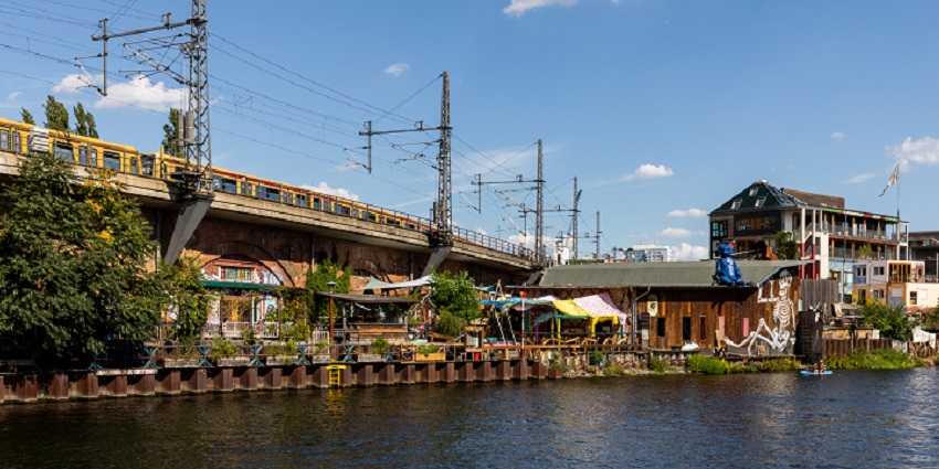 Open-air nightclub offering diverse music and quirky decor.