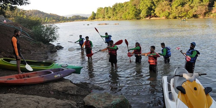 A view of the Indian army’s excellent kayaking experience in the quiet, peaceful waters of Kolad, perfect for a nature lover.