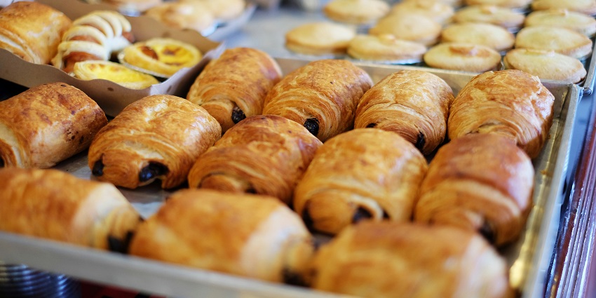 Established in 1955, Kayani Bakery, is a dainty place, offering mood-lifting dishes and cookies.