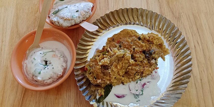 Image of deep-fried lentil fritters mixed with nutritious spinach leaves