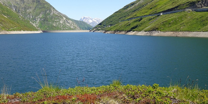 A great view of a reservoir surrounded by mountains, a serene spot near Hosur.
