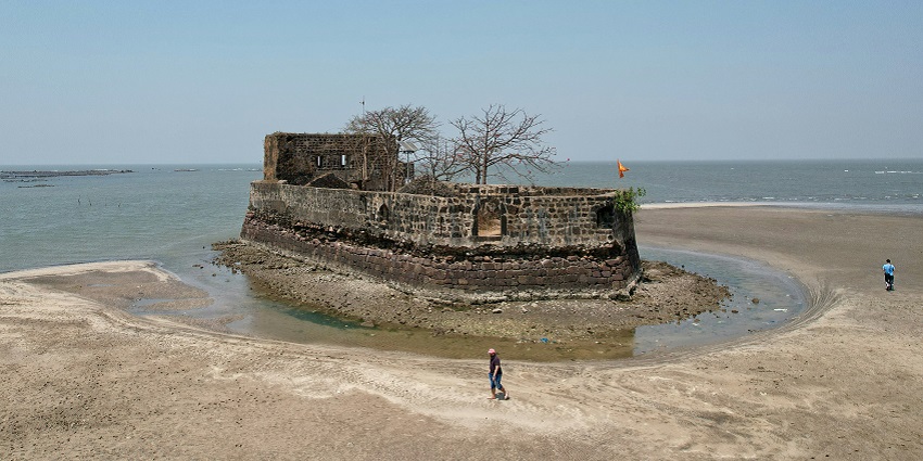An image of one of the most prominent places to visit near Palghar showing a beach.