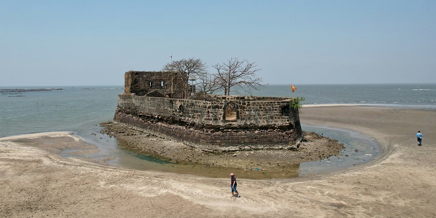 A wide view of Kelva Beach, the best place near Maharashtra for a peaceful retreat.
