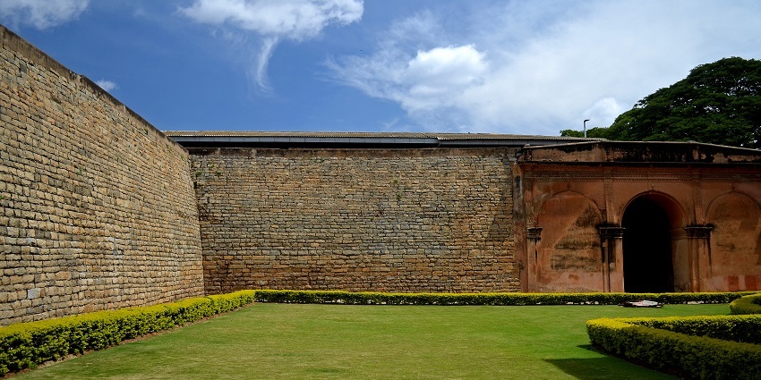 A beautiful view of Kempegowda Fort, a perfect attraction for history lovers