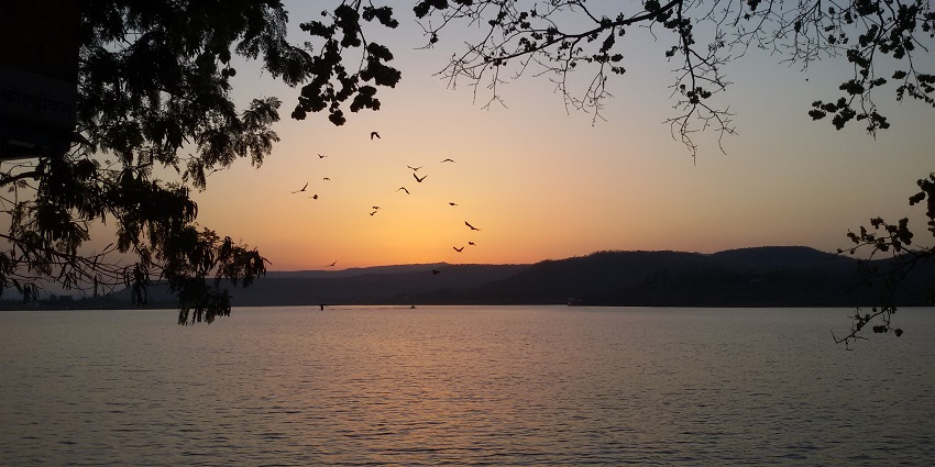 Khadakwasla Dam: Popular picnic spot with vibrant greenery and relaxation.