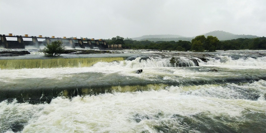 An image of Khadakwasla Dam, among the stunning places to visit near Dagdusheth Ganpati Temple.
