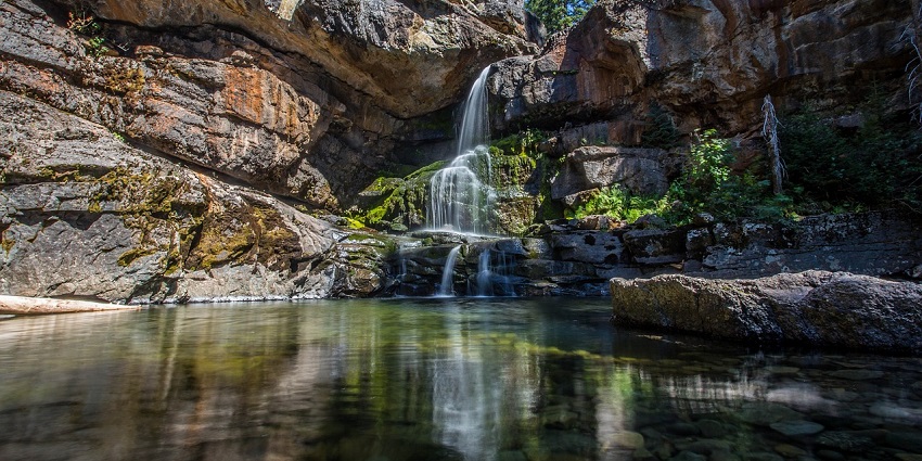 Khadakwasla Waterfall cascades into a clear river and is one of the largest waterfalls in Aurangabad.