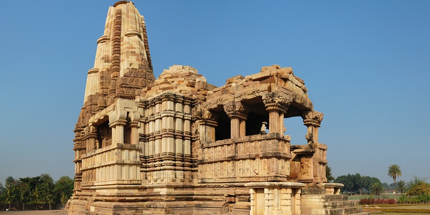 A picture of an ancient temple in Madhya Pradesh built with traditional Hindu architecture