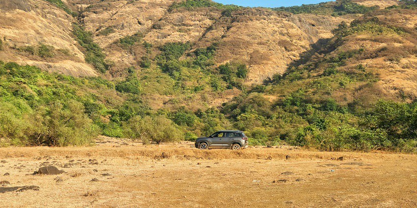 Khandala is one of hill stations near Maharashtra features lush greenery, and serene lakes.