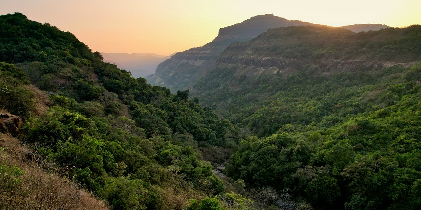 A picture showcasing the scenic valleys of Khandala, showing why this is one of the best places to visit near Navi Mumbai.