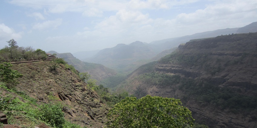 Foggy hills of Khandala offer a scenic mountain view of the surroundings to spectators.