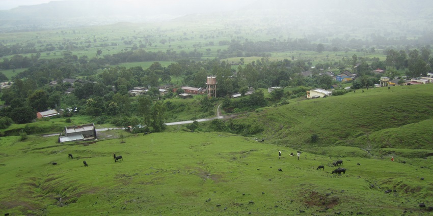 A picture of the vast plateau of Khandala with a cover of lush greenery all around