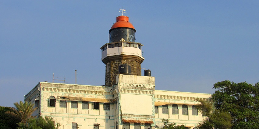 The historic Khanderi Fort makes this place one of the best islands in Maharashtra.