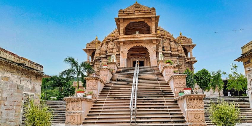 The Khandesh Jain Temple features intricate architecture and serene spirituality