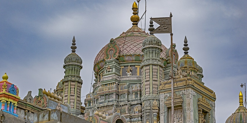 A picture of devotees at Khandoba Temple, one of the best places to visit near Jejuri.