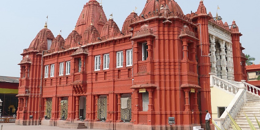 An image of Khandwa Jain Mandir showcasing intricate carvings.