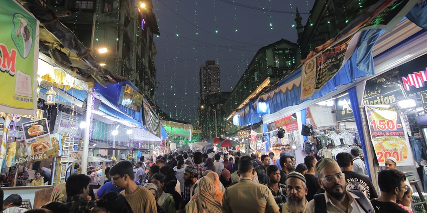 Khau Galli is one of the best places to visit in Mumbai at night for every traveller.