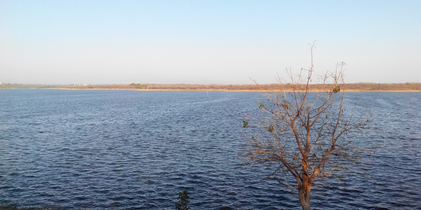Khindsi Lake with serene waters and lush greenery, offering family-friendly activities.