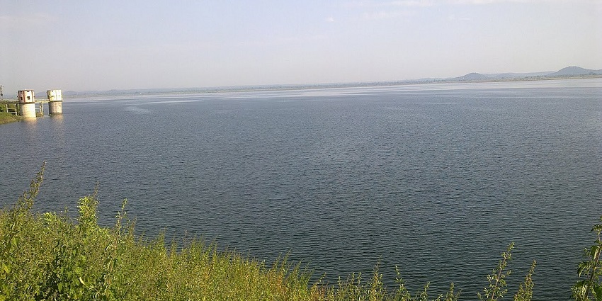 Scenic view of Khindsi Lake surrounded by hills.