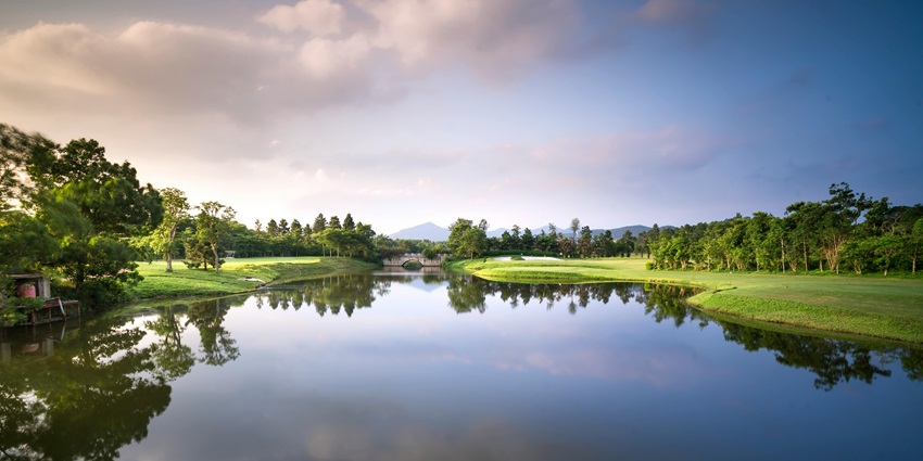Khindsi Lake, one of the places to visit in Nagpur, is surrounded by lush greenery.