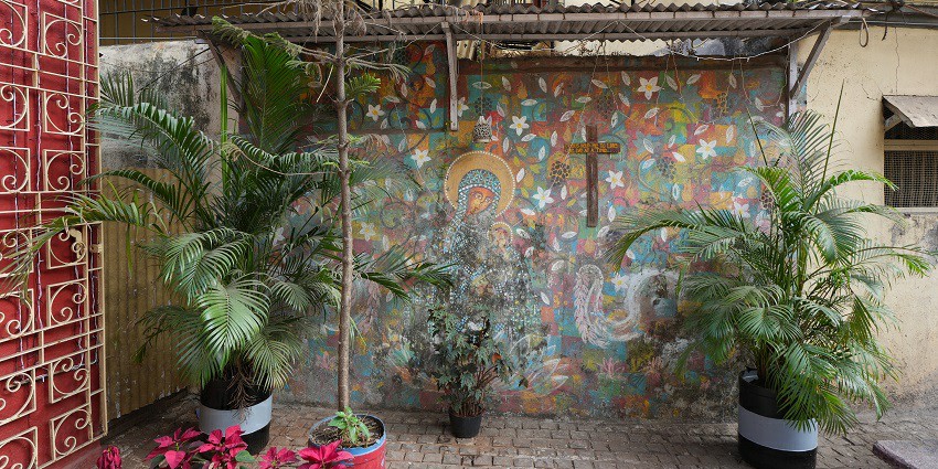 A vibrant mural in Khotachiwadi highlights the design, a famous place near Elephanta Caves.