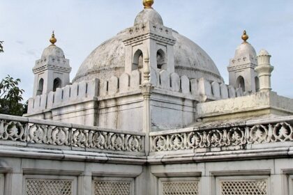 Khuldabad Fort showcases Mughal architecture amidst scenic green landscapes.