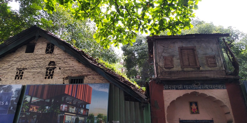 A picture of the exterior walls of a temple in Pune with traditional architecture