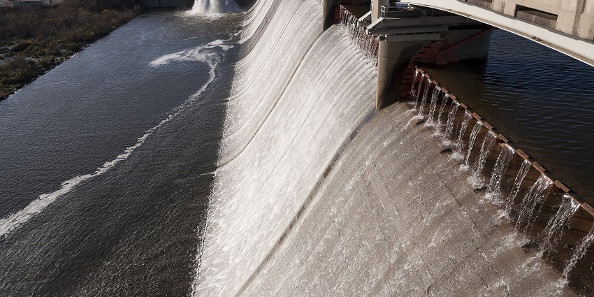 Khutaghat Dam is a lovely location, offering a picturesque scene, perfect for photography.