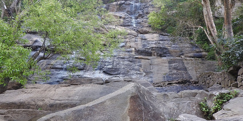 A picture of Kiliyur Falls, which is one of the tourist attraction in Tamil Nadu, India.