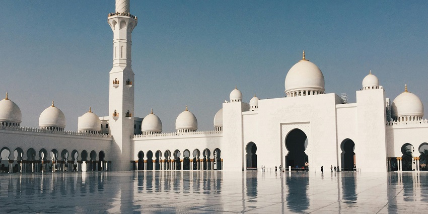 A picture of a mosque complex in Lakshadweep taken on a clear sunny day