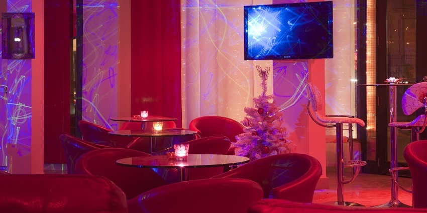 Chic bar featuring signature cocktails and stylish décor.