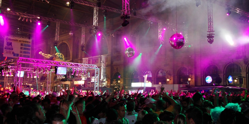 An electrifying crowd at Kitty Su enjoying techno parties in Mumbai.