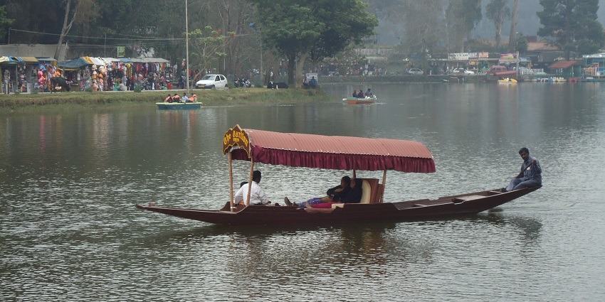 Beautiful star-shaped lake offering boating and scenic landscapes.