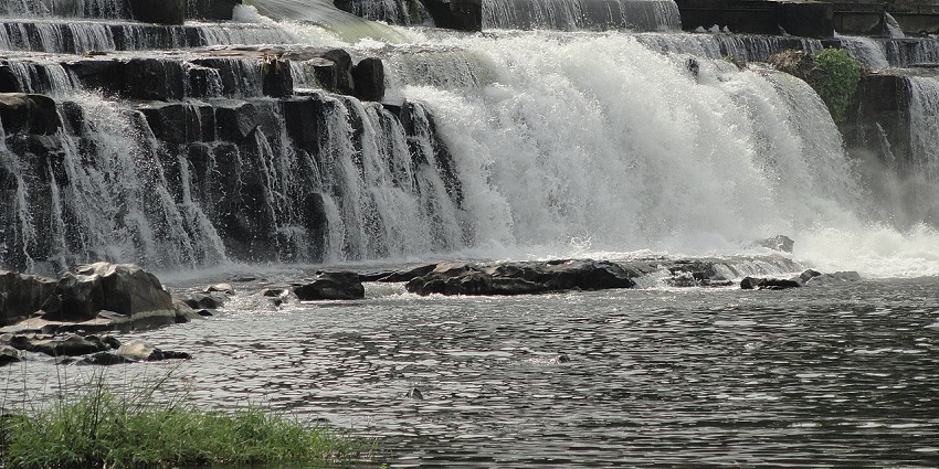Scenic dam with beautiful views and popular picnic spot.
