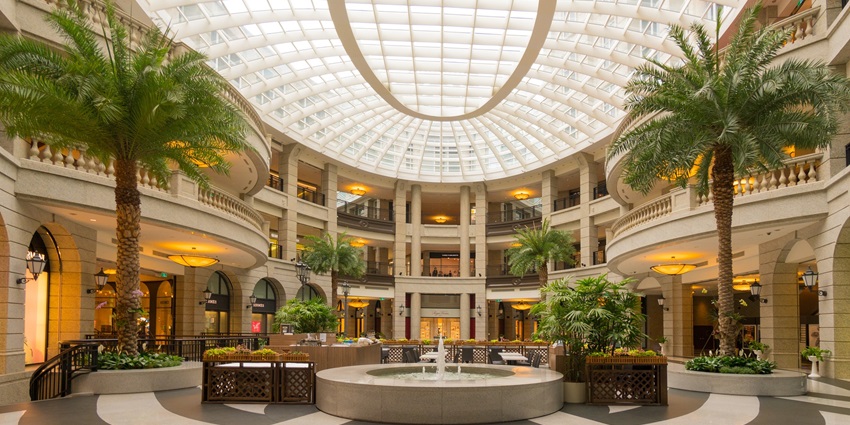 Shop, dine, and entertain at Kohinoor square Mall, with several luxurious brands.