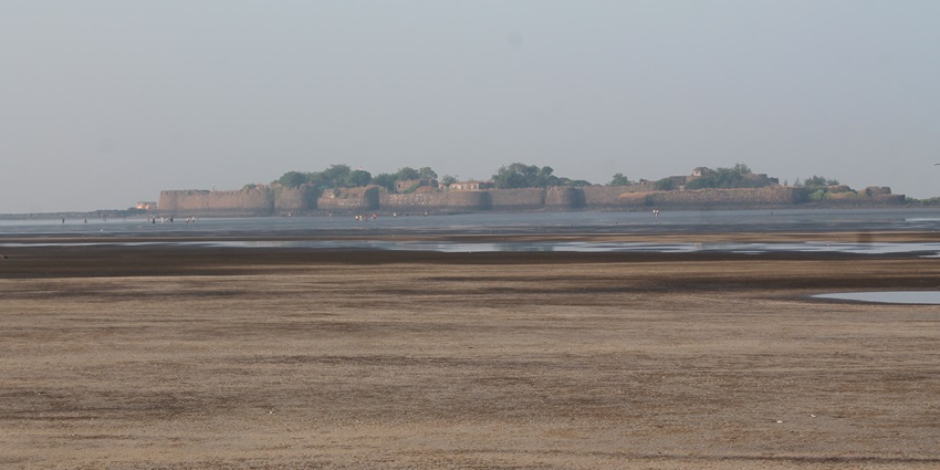 An amazing view of Kolaba Fort, a popular destination near Khanderi Fort.