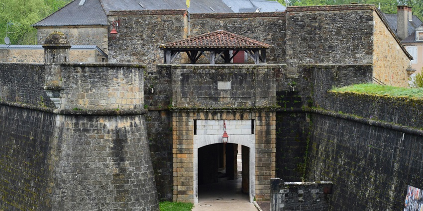 A view of Kolaba fort with ancient architecture and massive walls located on the shore.