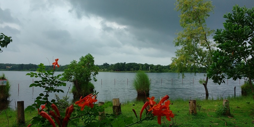 Kolad features lush landscapes, the Kundalika River, and some adventure activities.