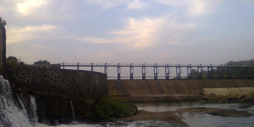 Scenic view of Kolad Dam surrounded by lush greenery and mountains
