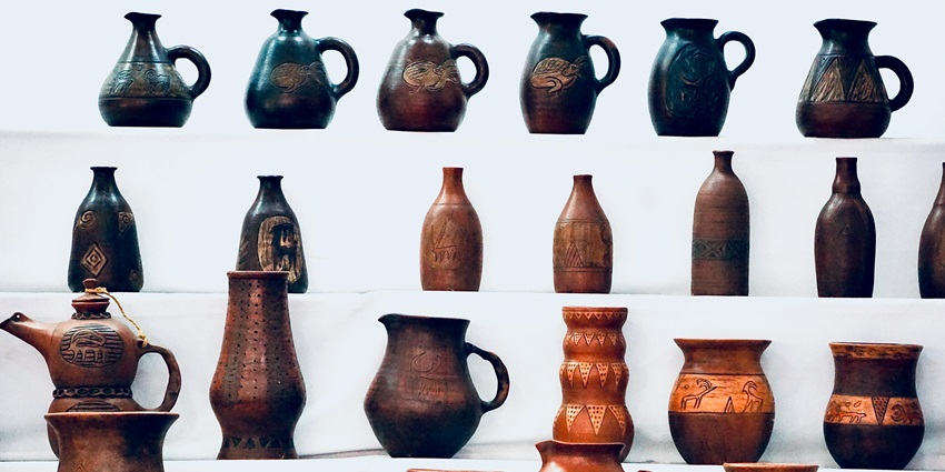 Image of pottery displayed on the wall - explore Kolad Museum for amazing handicraft and traditional items exibits