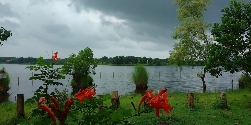 Kolad, a green hill town, lets you enjoy trekking, rappelling, and other thrilling activities.